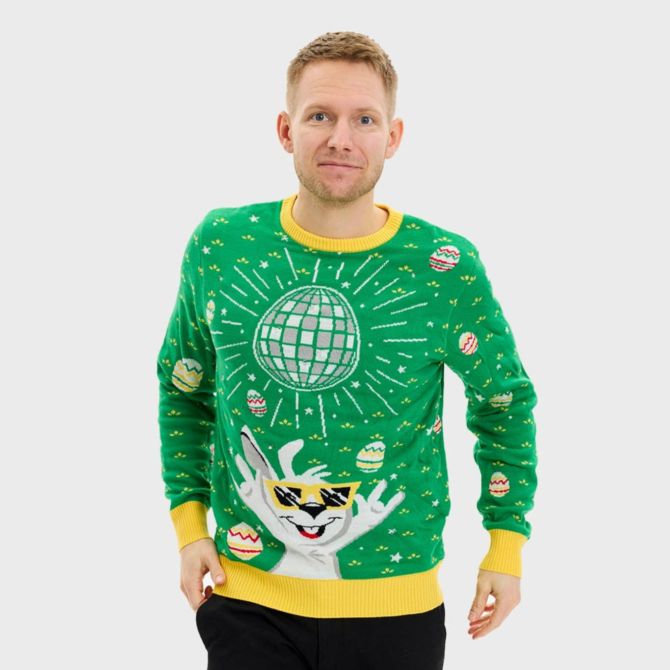 En kvinne og en mann iført påskegenser med diskokule og kanin.